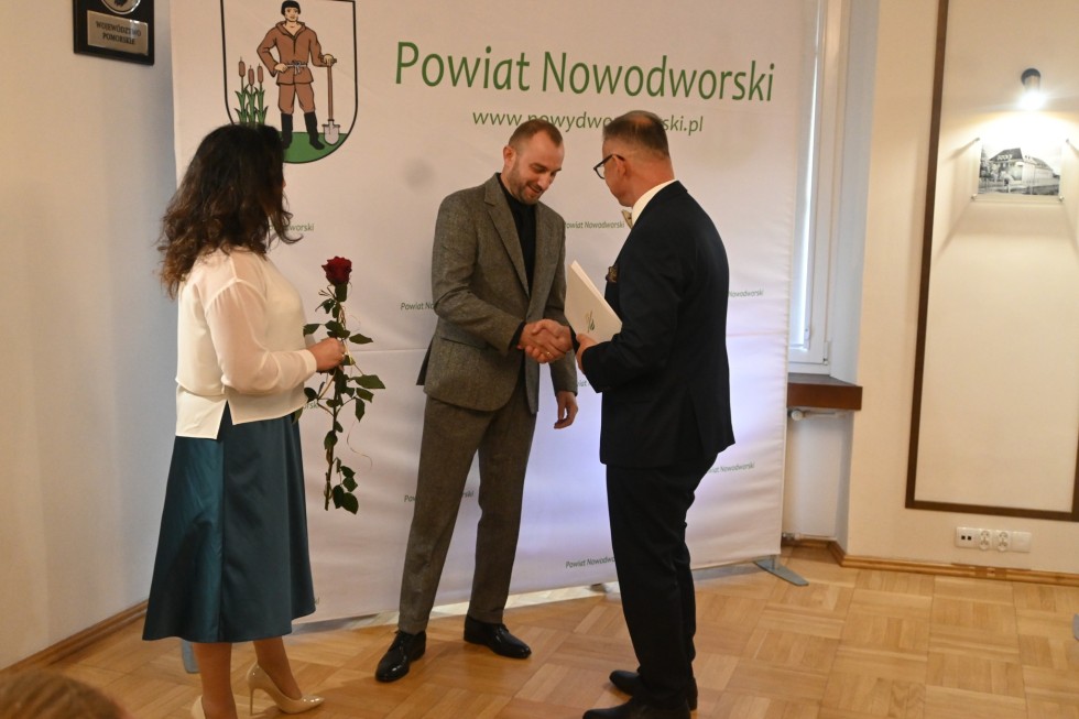 Nowy Dwór Gdański. Nagrody Starosty dla pracowników oświaty z okazji Dnia Edukacji Narodowej.