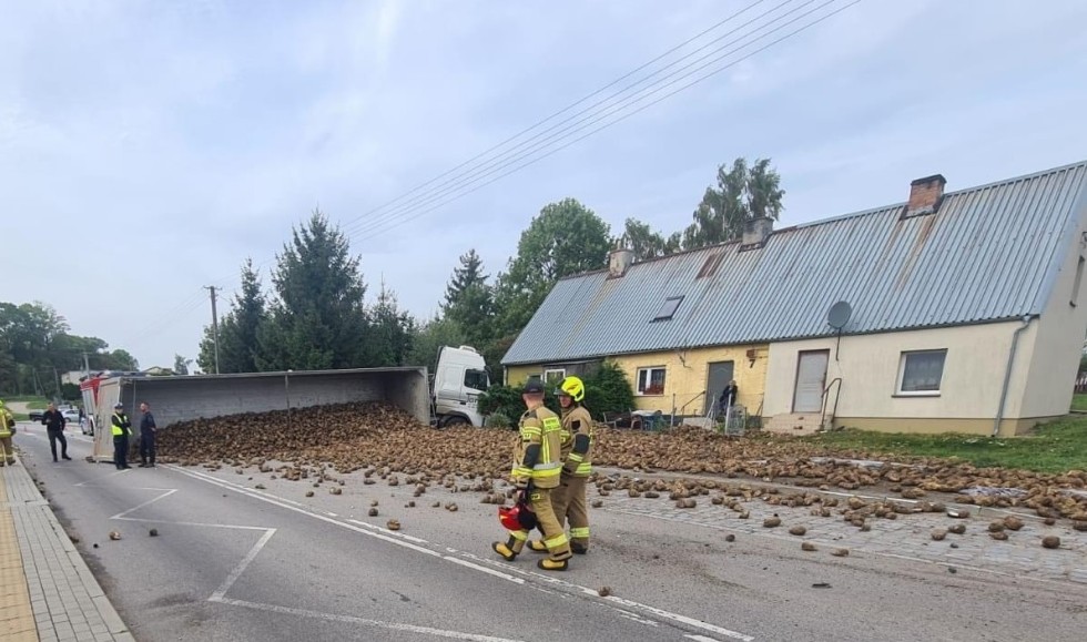 Powiat sztumski. Ciężarówka z burakami zablokowała drogę w Kołozębiu.