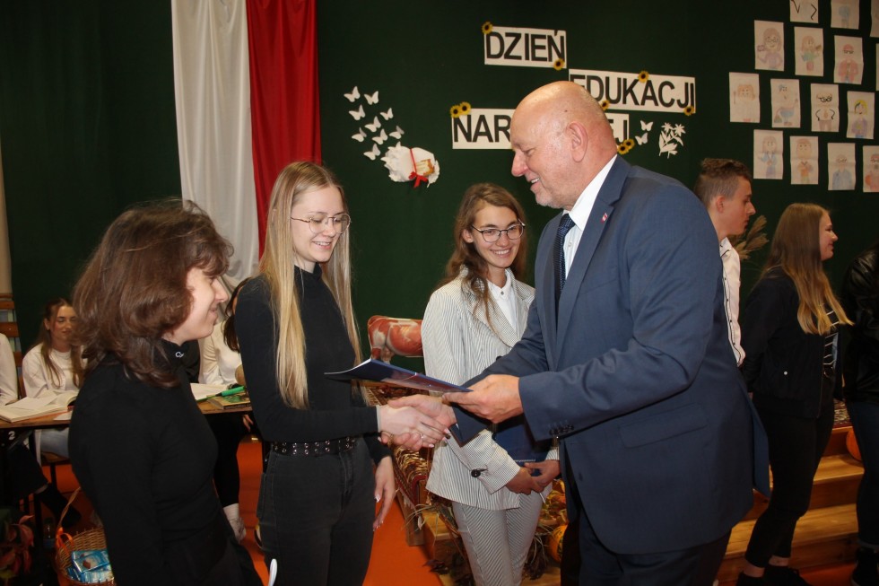 Powiat sztumski. Dzień Edukacji Narodowej i stypendia Starosty.