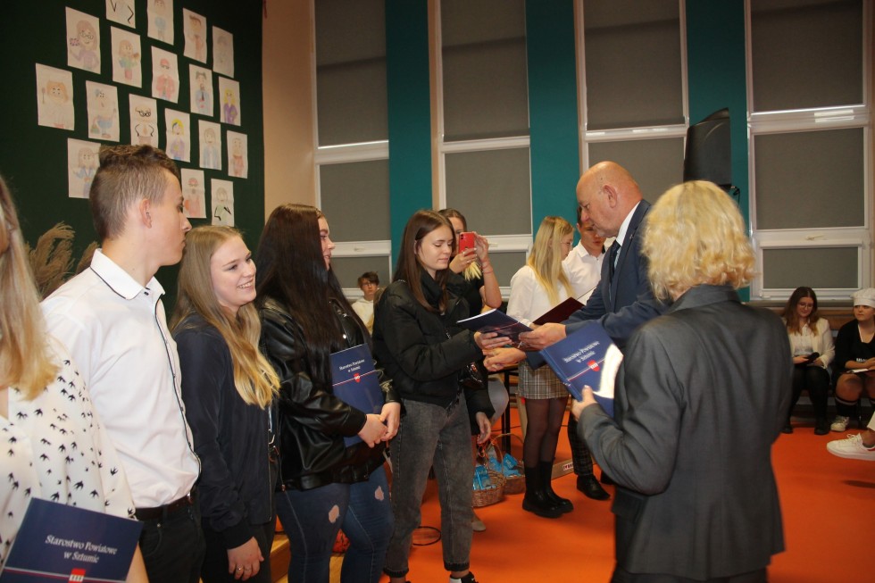 Powiat sztumski. Dzień Edukacji Narodowej i stypendia Starosty.