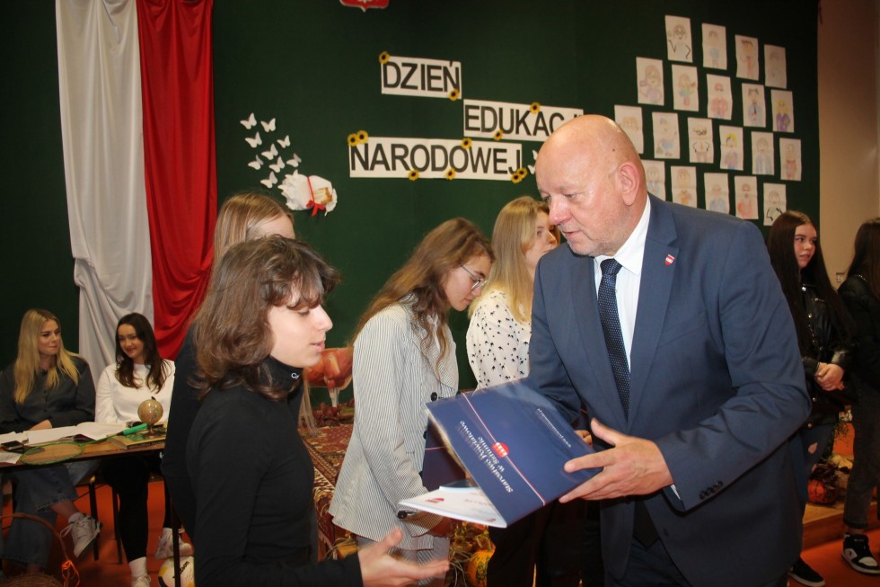 Powiat sztumski. Dzień Edukacji Narodowej i stypendia Starosty.