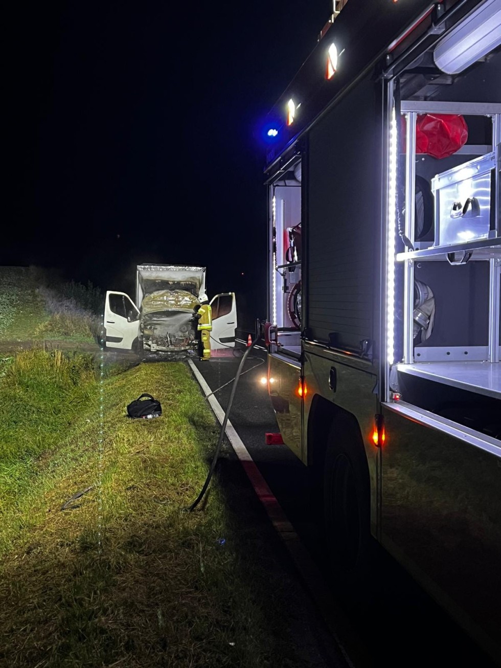 Pożar samochodu dostawczego na DW519 między Starym Dzierzgoniem a Folwarkiem – raport sztumskich służb mundurowych.