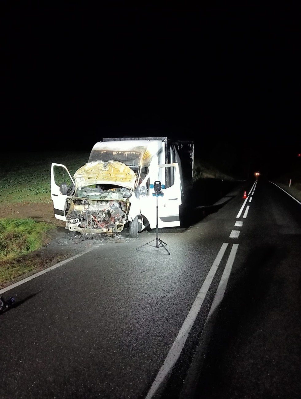 Pożar samochodu dostawczego na DW519 między Starym Dzierzgoniem a Folwarkiem – raport sztumskich służb mundurowych.