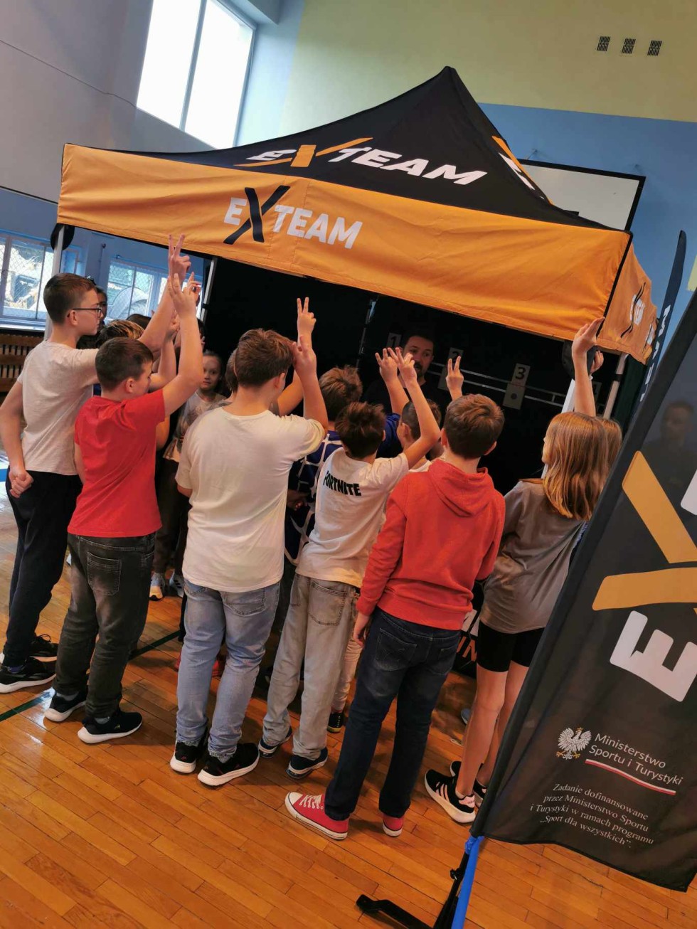 Gmina Miłoradz. Zawody Extreme Laser Run dla uczniów podstawówki.