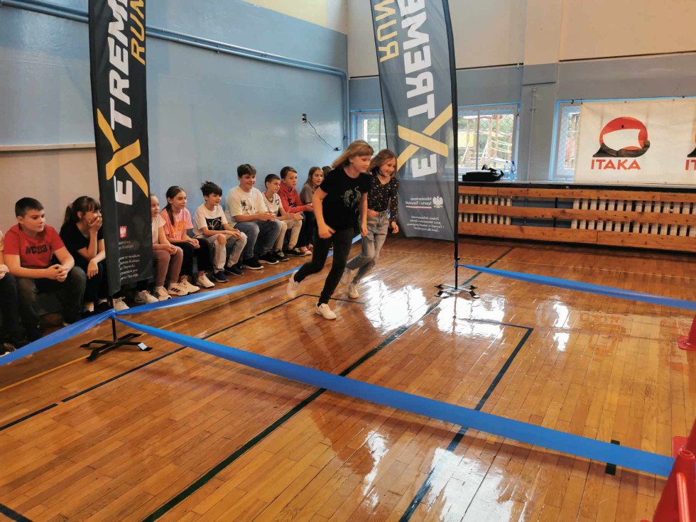 Gmina Miłoradz. Zawody Extreme Laser Run dla uczniów podstawówki.