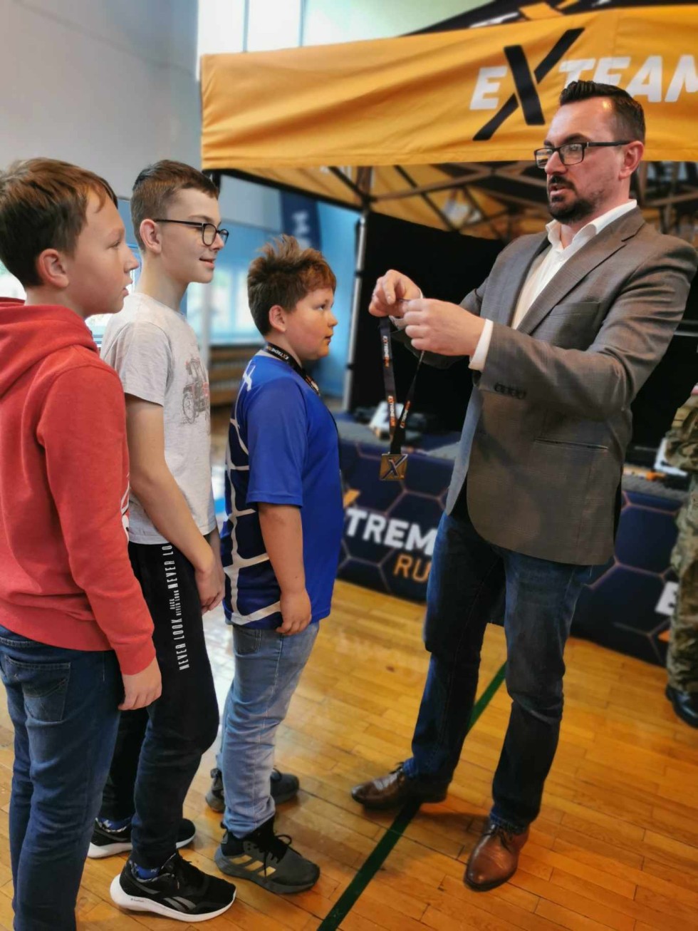Gmina Miłoradz. Zawody Extreme Laser Run dla uczniów podstawówki.