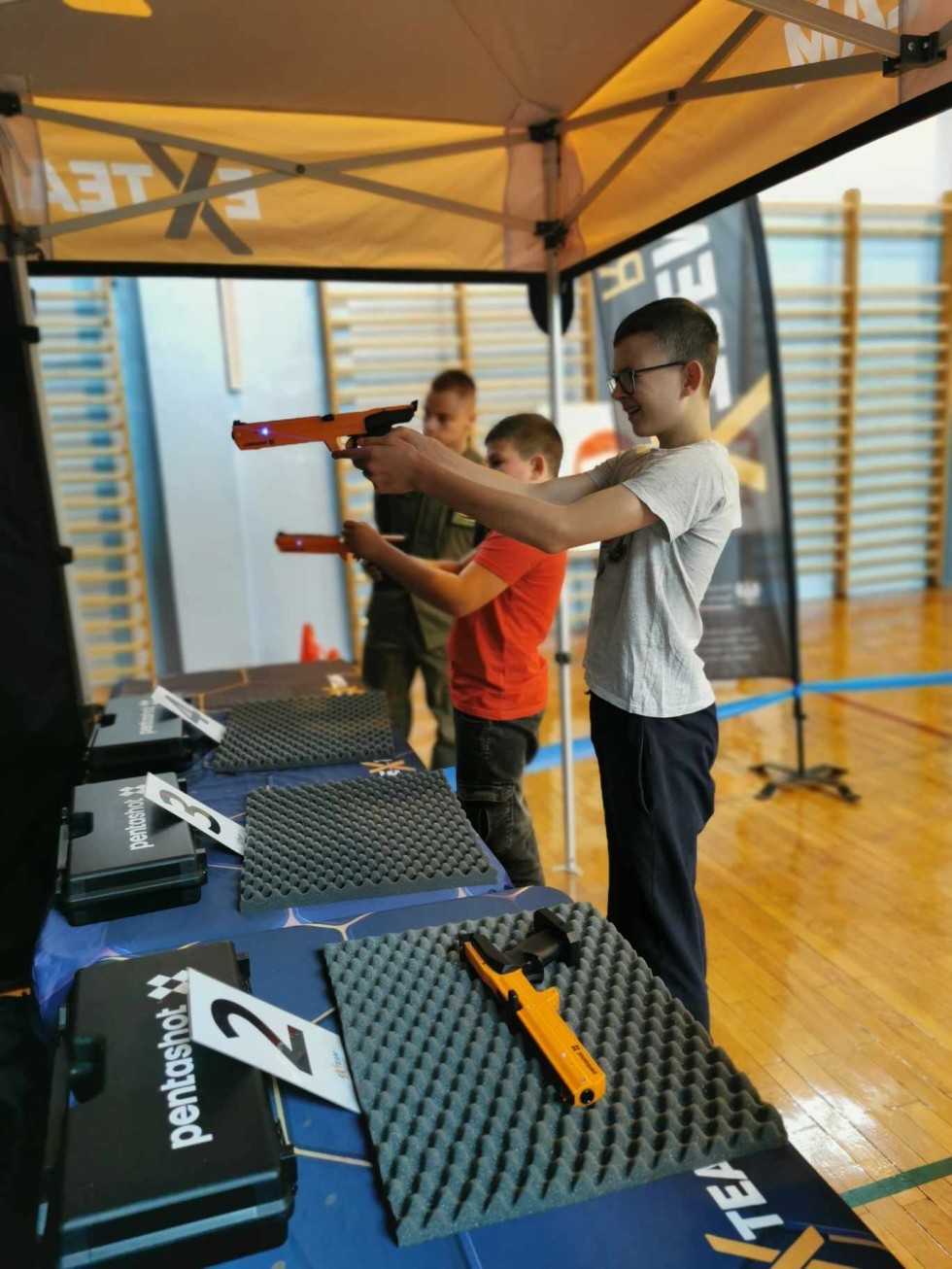 Gmina Miłoradz. Zawody Extreme Laser Run dla uczniów podstawówki.