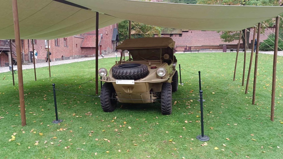 Malbork. Wehikuł Pana Samochodzika na zamkowym dziedzińcu na wyciągnięcie ręki.