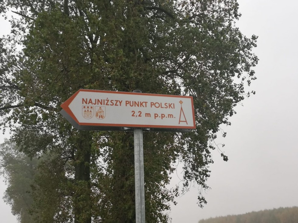 Powiat nowodworski. Dojazd do najniższego punktu w Polsce oznakowany.