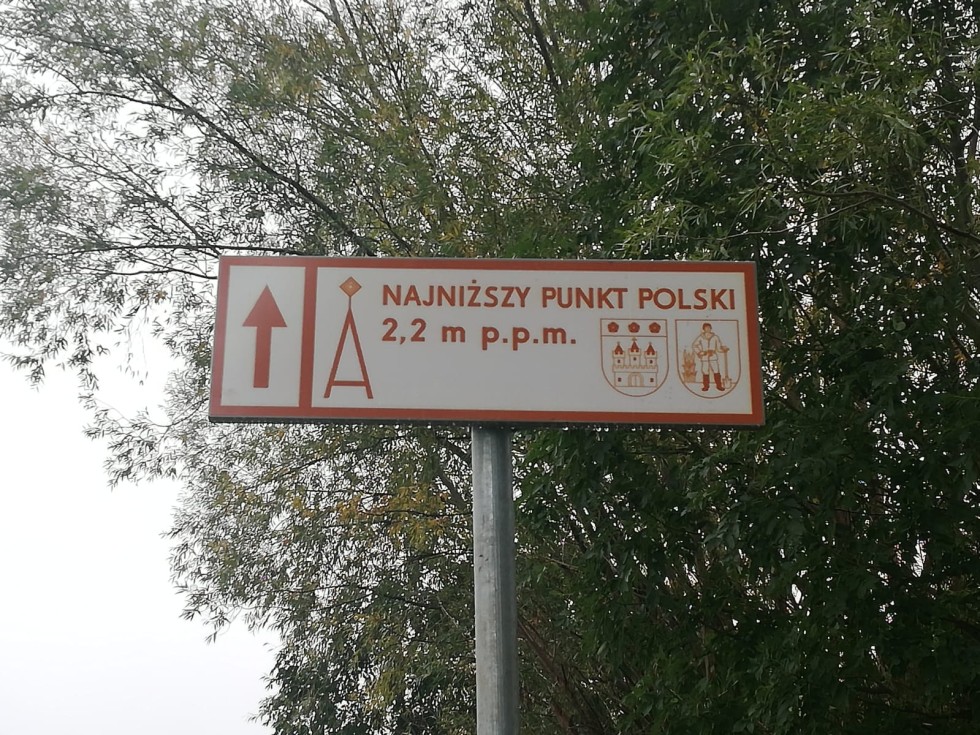Powiat nowodworski. Dojazd do najniższego punktu w Polsce oznakowany.