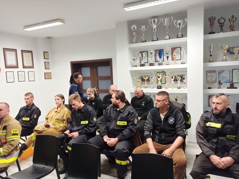 Malbork. Spotkanie policjantów z kandydatami do Ochotniczej Straży Pożarnej.