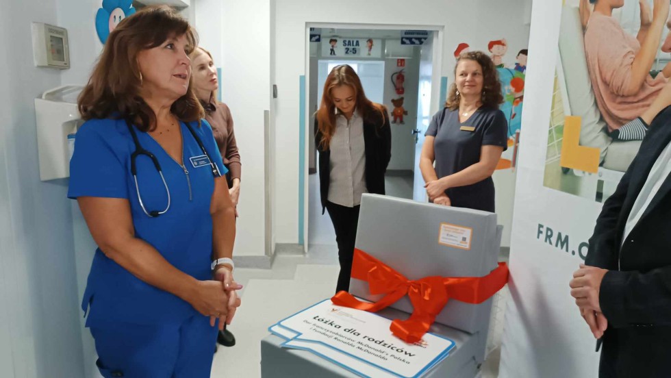 Aby rodzina mogła być razem – Fundacja Ronalda McDonalda przekazała łóżka dla oddziału dziecięcego szpitala w Malborku. [wideo i zdjęcia]