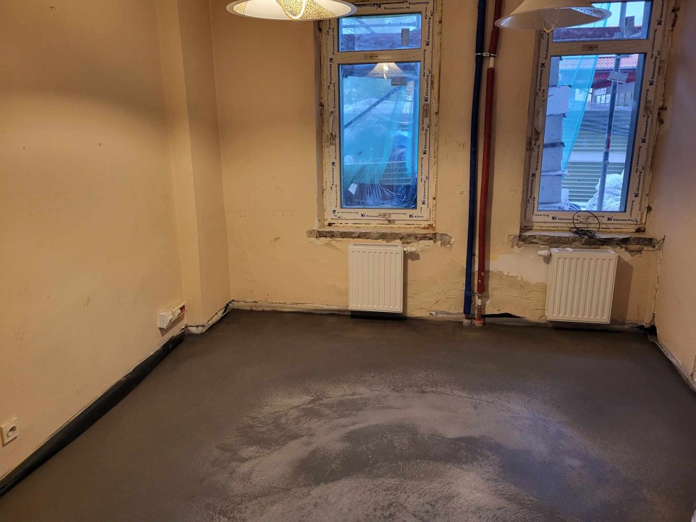 Nowy Dwór Gdański. Trwa remont Powiatowego Urzędu Pracy – komisja sprawdziła postęp prac.