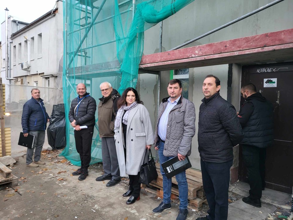 Nowy Dwór Gdański. Trwa remont Powiatowego Urzędu Pracy – komisja sprawdziła postęp prac.