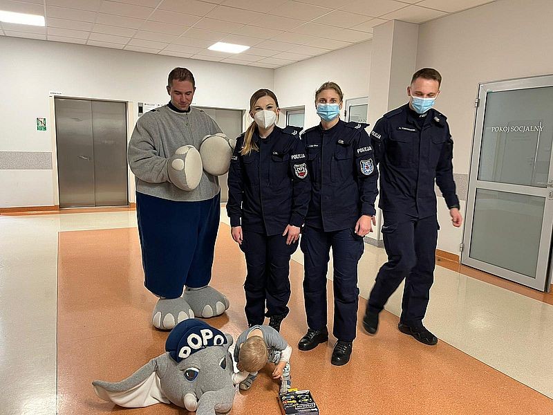 Malborscy policjanci z odwiedzinami w Klinice Pediatrii w Gdańsku.
