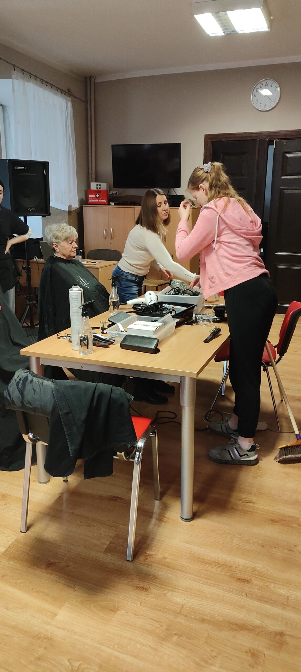 Gmina Malbork. Mistrzyni Świata fryzjerstwa Karolina Hajdukiewicz bezpłatnie ostrzyże seniorów z sołectwa Cisy.