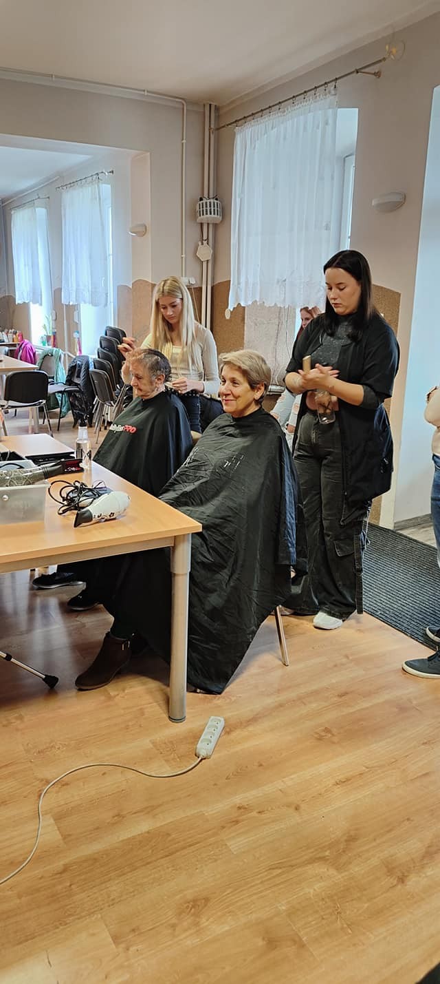 Gmina Malbork. Mistrzyni Świata fryzjerstwa Karolina Hajdukiewicz bezpłatnie ostrzyże seniorów z sołectwa Cisy.