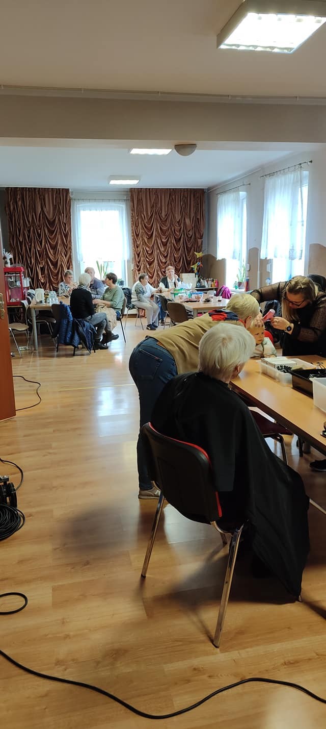 Gmina Malbork. Mistrzyni Świata fryzjerstwa Karolina Hajdukiewicz bezpłatnie ostrzyże seniorów z sołectwa Cisy.