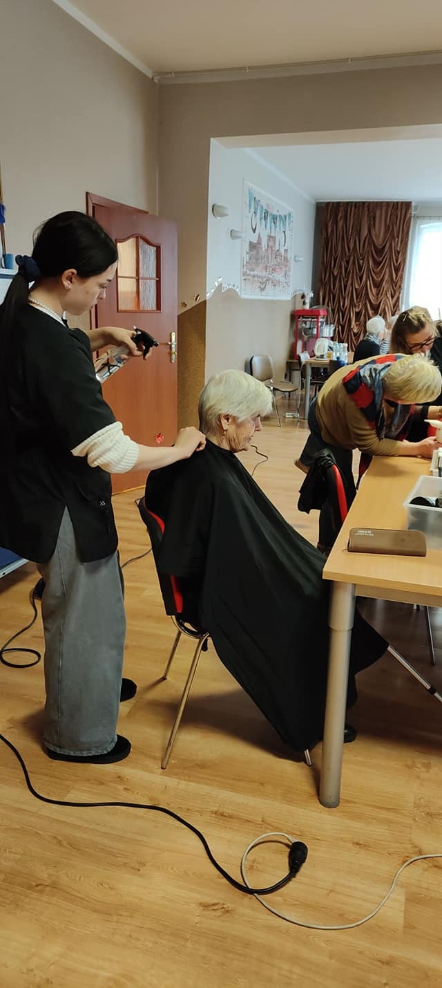 Gmina Malbork. Mistrzyni Świata fryzjerstwa Karolina Hajdukiewicz bezpłatnie ostrzyże seniorów z sołectwa Cisy.