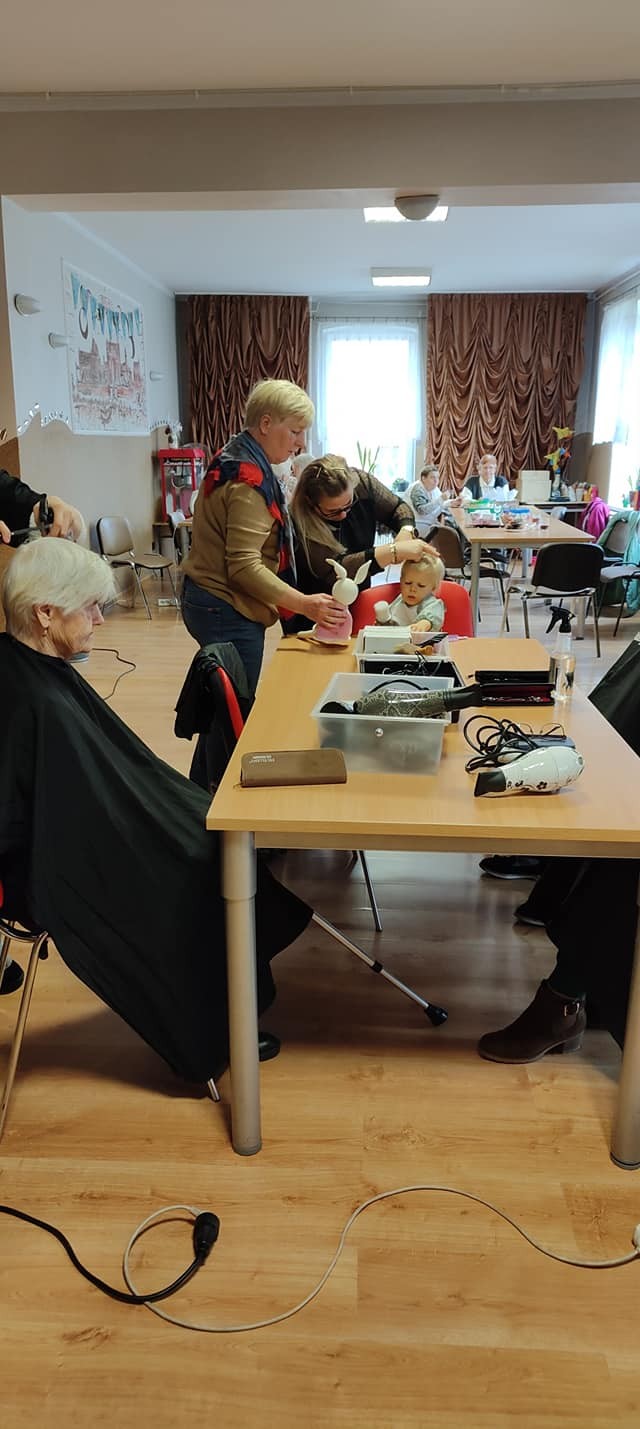 Gmina Malbork. Mistrzyni Świata fryzjerstwa Karolina Hajdukiewicz bezpłatnie ostrzyże seniorów z sołectwa Cisy.