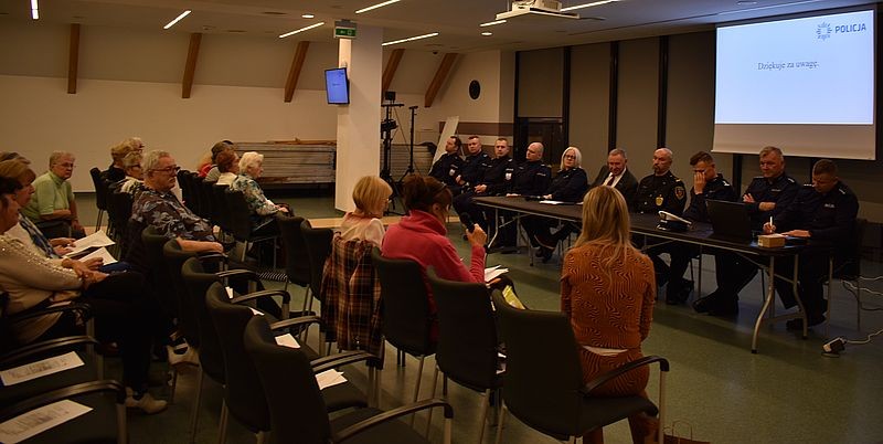 Malbork. Policjanci rozmawiali z seniorami o bezpieczeństwie.