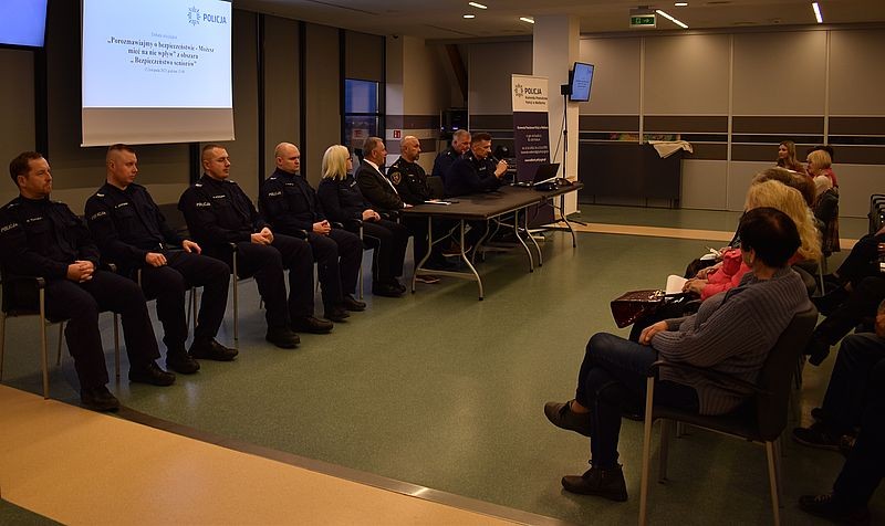 Malbork. Policjanci rozmawiali z seniorami o bezpieczeństwie.