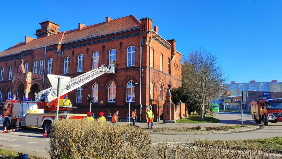 Malbork. Strażacy wezwani do otwarcia mieszkania na ul. 17 Marca - na podłodze leżała nieprzytomna seniorka. Wideo
