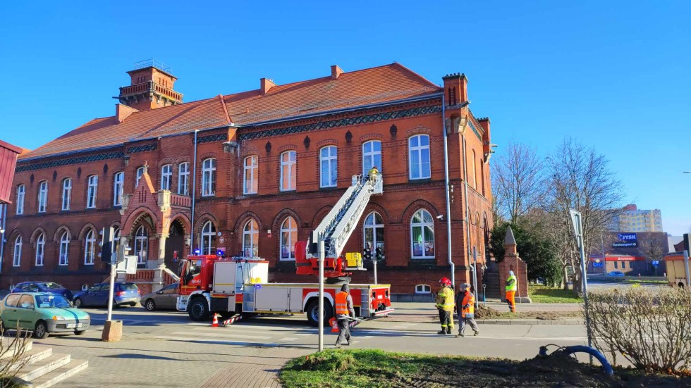 Malbork. Strażacy wezwani do otwarcia mieszkania na ul. 17 Marca - na podłodze leżała nieprzytomna seniorka. Wideo