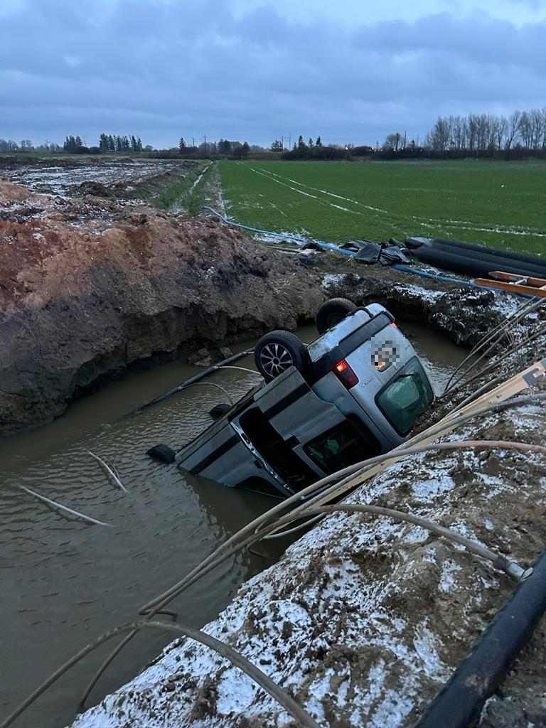 DK22. Auto wpadło do rowu z wodą na remontowanym odcinku w gminie Stare Pole.