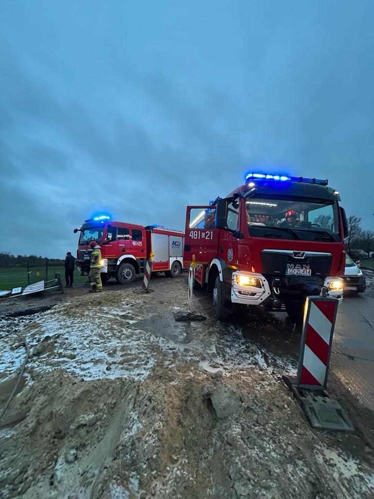 DK22. Auto wpadło do rowu z wodą na remontowanym odcinku w gminie Stare Pole.