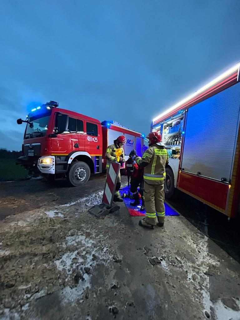 DK22. Auto wpadło do rowu z wodą na remontowanym odcinku w gminie Stare Pole.