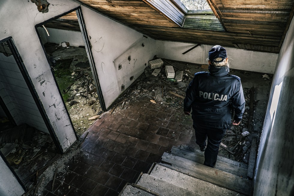 Nowy Dwór Gdański. Policjanci kontrolują pustostany i miejsca gromadzenia się bezdomnych.