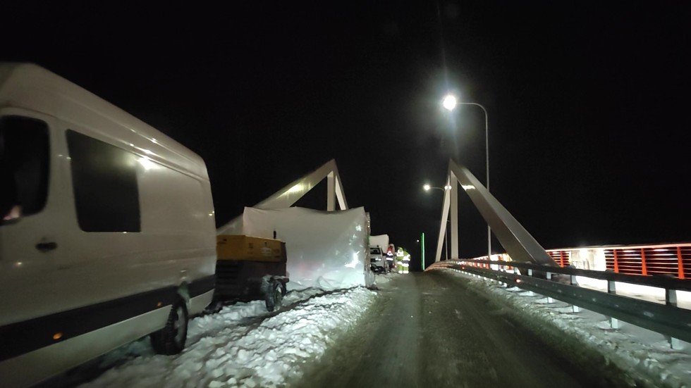 Nowakowo. Na moście obrotowym prowadzone są już prace naprawcze nawierzchni. Wideo