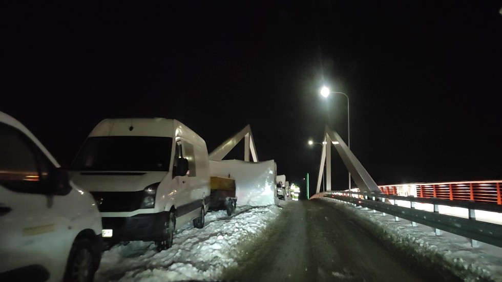 Nowakowo. Na moście obrotowym prowadzone są już prace naprawcze nawierzchni. Wideo