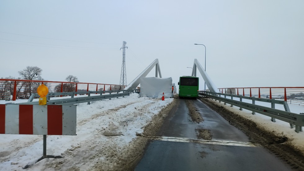 Nowakowo. Na moście obrotowym prowadzone są już prace naprawcze nawierzchni. Wideo