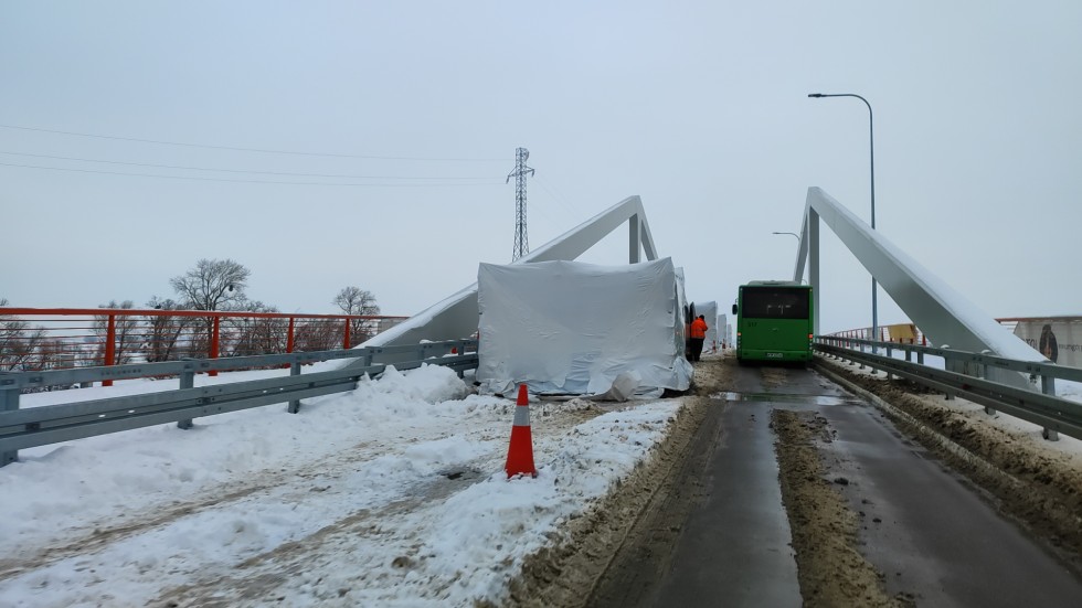 Nowakowo. Na moście obrotowym prowadzone są już prace naprawcze nawierzchni. Wideo