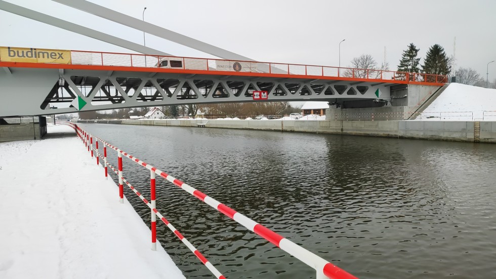 Nowakowo. Na moście obrotowym prowadzone są już prace naprawcze nawierzchni. Wideo