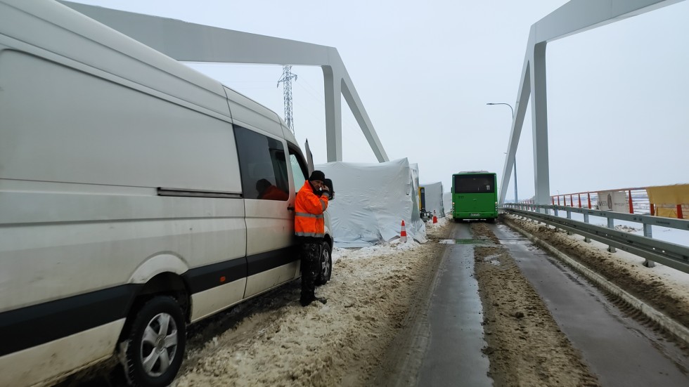 Nowakowo. Na moście obrotowym prowadzone są już prace naprawcze nawierzchni. Wideo