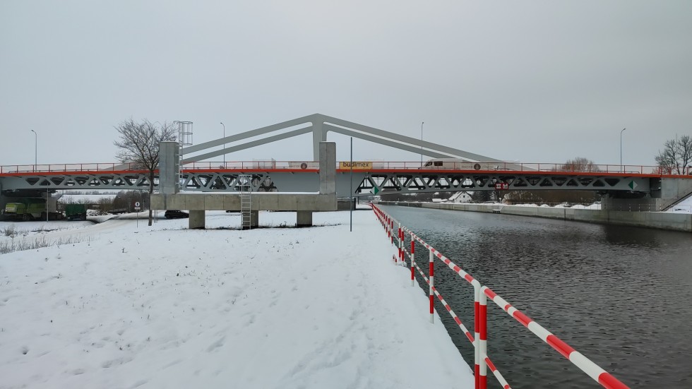 Nowakowo. Na moście obrotowym prowadzone są już prace naprawcze nawierzchni. Wideo
