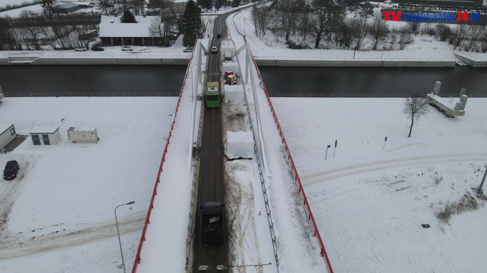 Nowakowo. Na moście obrotowym prowadzone są już prace naprawcze nawierzchni. Wideo