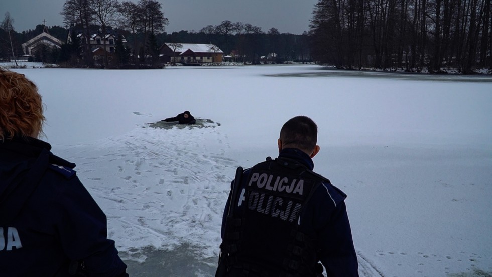 Powiat nowodworski. Policjanci i strażacy z OSP Jantar przestrzegają – bądź rozsądny i nie wchodź na zamarznięte zbiorniki.