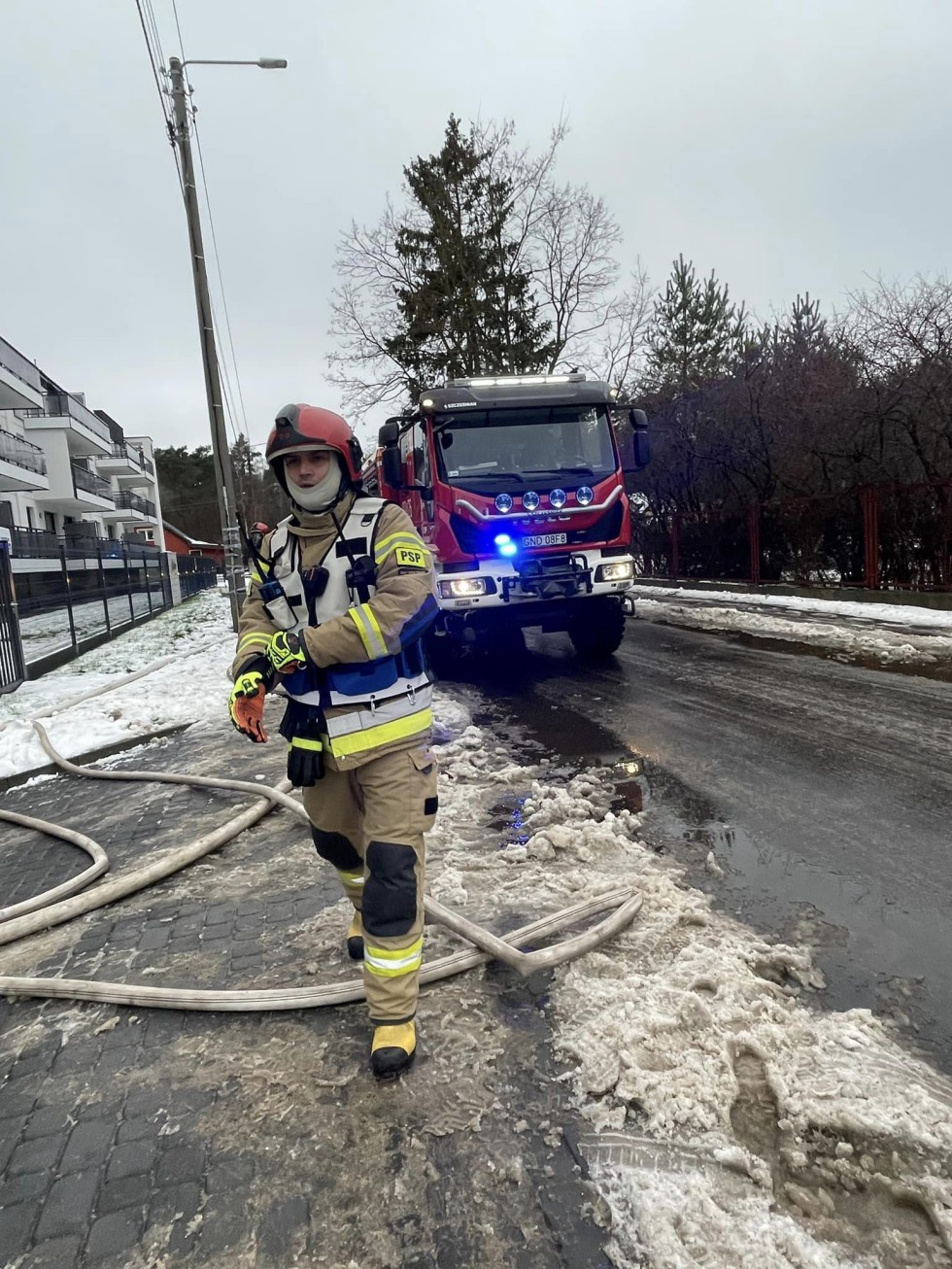 Powiat nowodworski. Pożar garażu podziemnego i powalone drzewa – ćwiczenia strażaków.