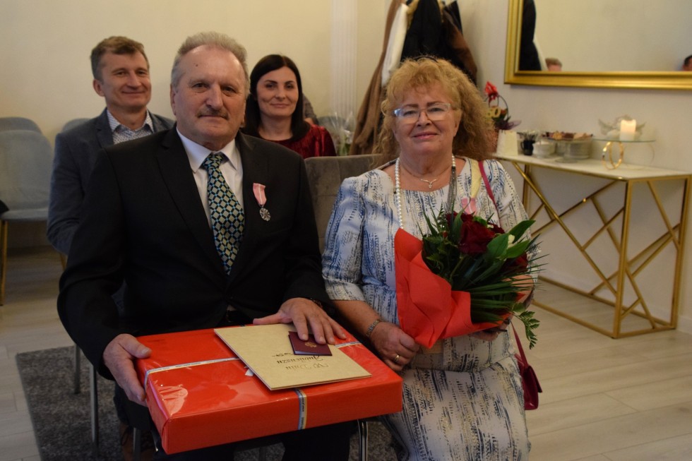Nowy Dwór Gdański. Państwo Jolanta i Adam Żwirek świętują Złote Gody.