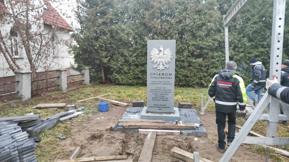 Malbork. Pomnik Ofiar Totalitaryzmu Niemieckiego i Sowieckiego zastąpił zburzony pomnik żołnierzy Armii Radzieckiej. Wideo i zdjęcia