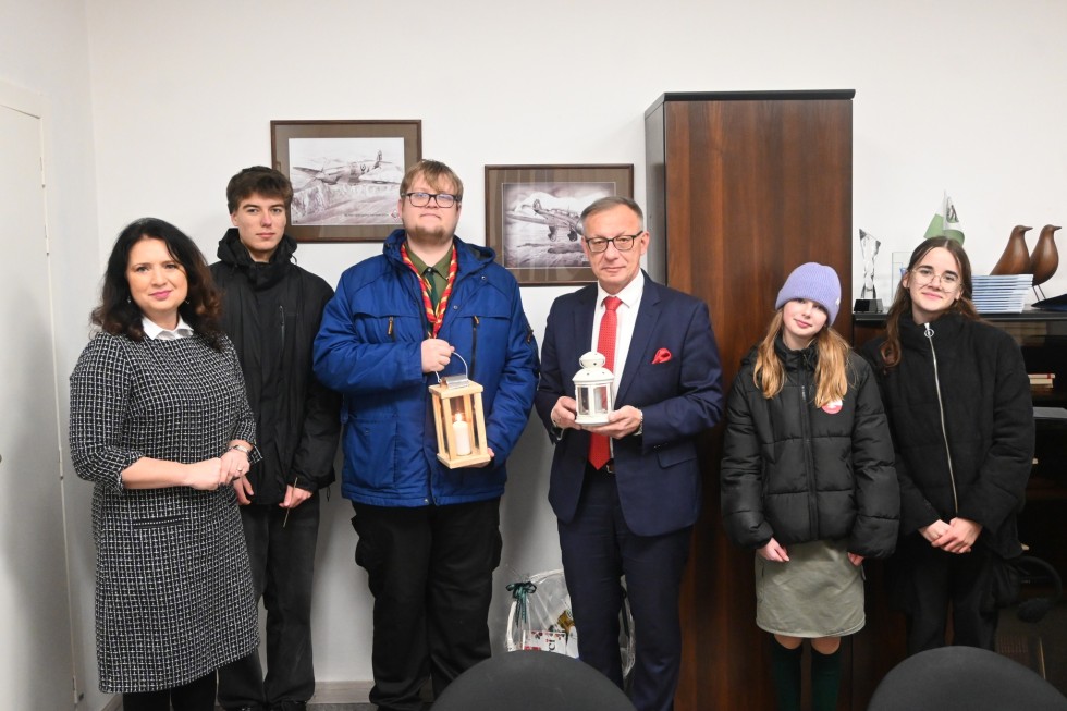 Nowy Dwór Gdański. Betlejemskie Światło Pokoju dotarło do Starostwa Powiatowego.