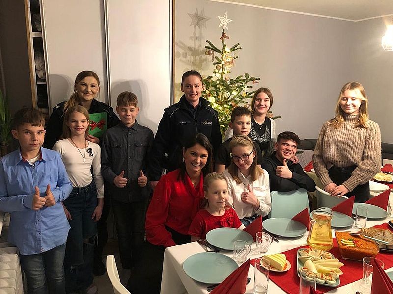 Malbork. Świąteczne podarunki dla potrzebujących od policjantów.