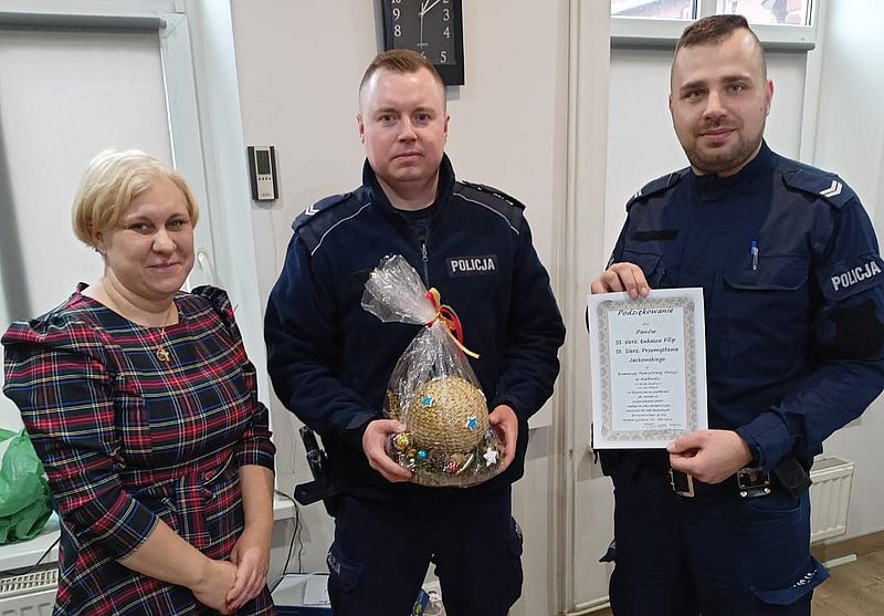 Malbork. Świąteczne podarunki dla potrzebujących od policjantów.