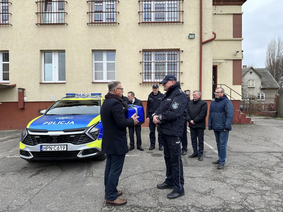 Nowy radiowóz zasilił flotę policjantów z Krynicy Morskiej.