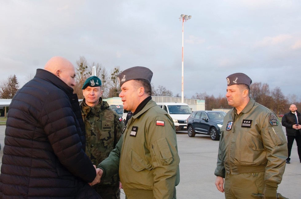 Minister Obrony Włoch z odwiedzinami na lotnisku w Królewie.