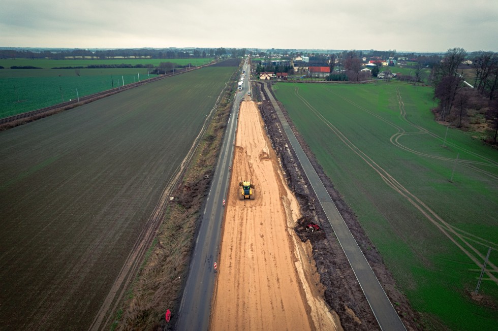 Intensywne prace przy rozbudowie DK22. Spółki z Grupy NDI przebudowują ponad 10-kilometrowy odcinek od Królewa Malborskiego do granicy województw pomorskiego i warmińsko-mazurskiego. Zobacz wideo i zdjęcia grudzień 2023.